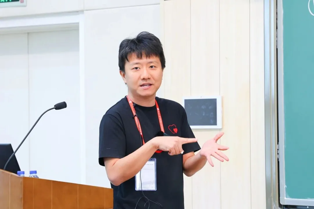 邓煜在北京大学作报告
