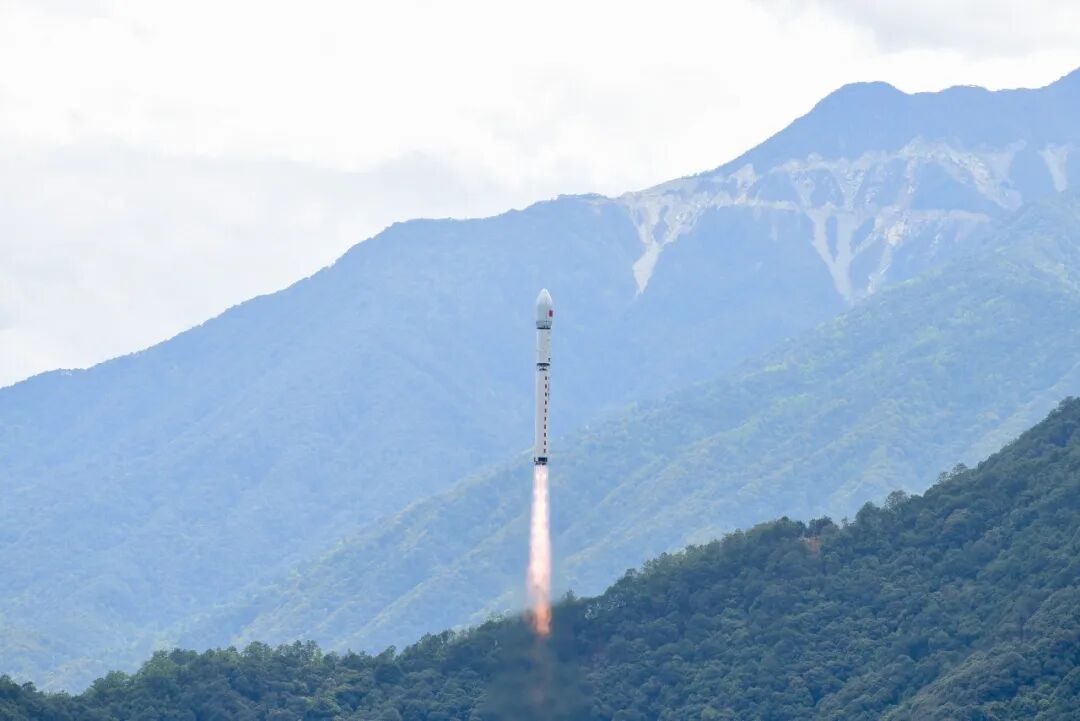 卫星升空示意图