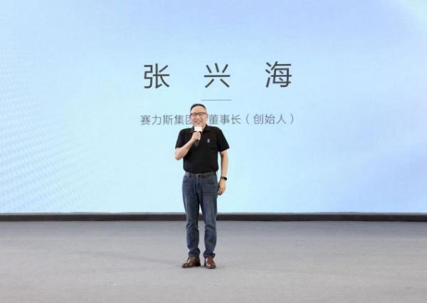 张兴海在问界M7首批交付活动上