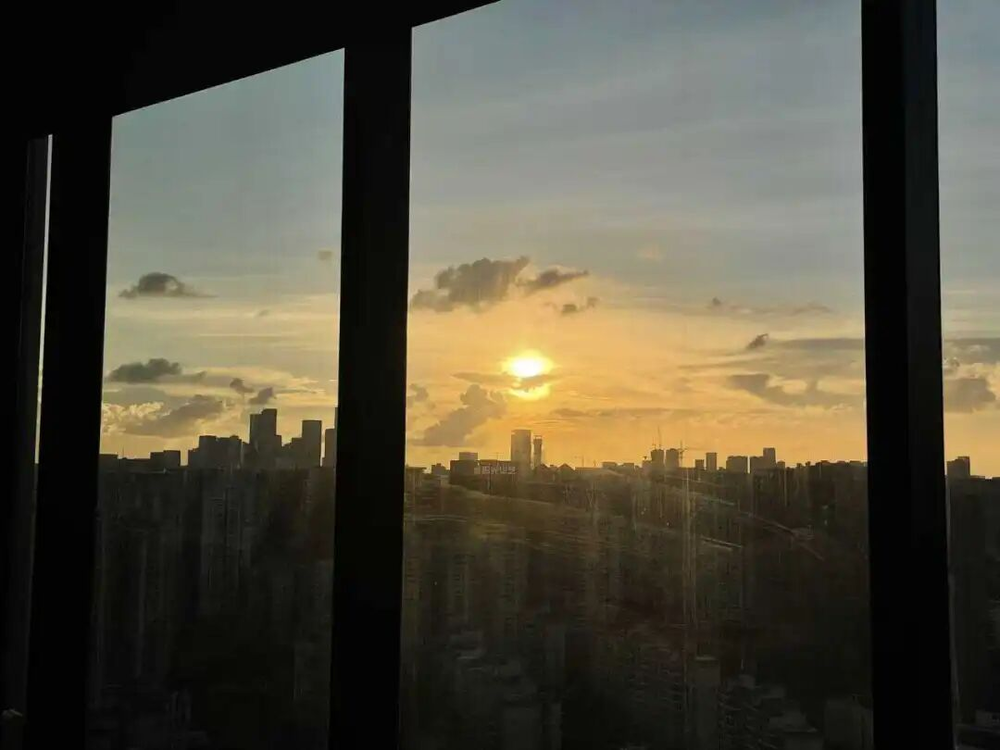格子间窗外的日落©️张小满