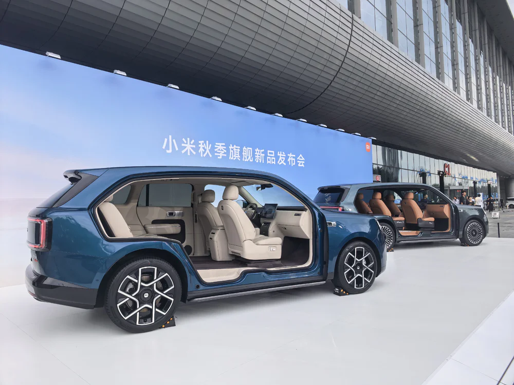 发布会现场展车；虎嗅拍摄